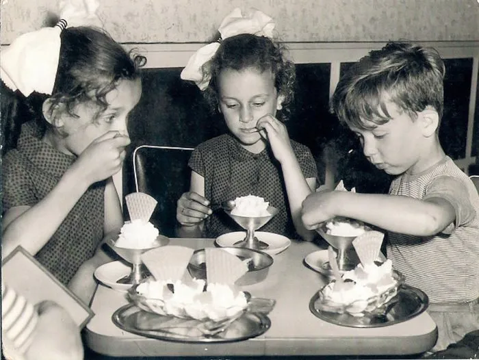 nom3 kinderen eten ijsje in ijssalon venezia 255224600jpgmediaclass medium preserve aspect ratio73b0a9d058d2ce02a669caed48379b34985f82c6