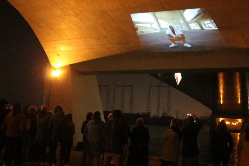 off the walls go short