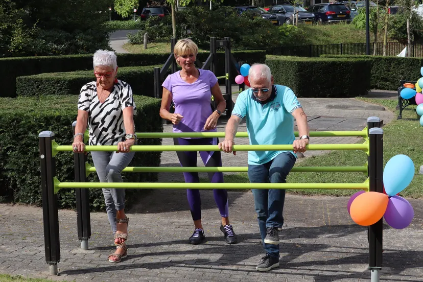 olga commandeur demonstreert de mogelijkheden van beweegtuin bij regina pacis