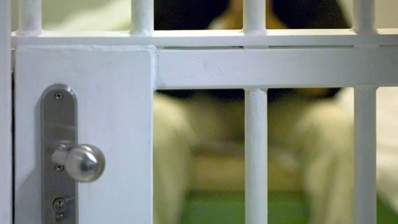 politieingesloten arrestant in observatiecel cel zonder dikke deur