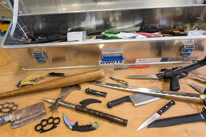 rechtbankwapens steekwapens mes zwaard bijl