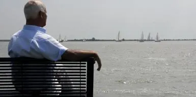 rivmman kijkt uit over een meer