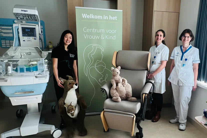 s lacor van strong babies overhandigt namens donateurs buidelstoelen aan m van rossem en a lasschuit om kwetsbare babys te ondersteunen