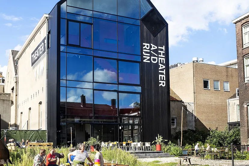 theateraan de rijn gevel tar dag foto robert koekkoek 1466x660 1 1