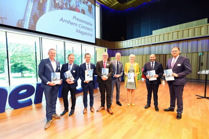 uitreiking arnhem connect magazine aan burgemeesters