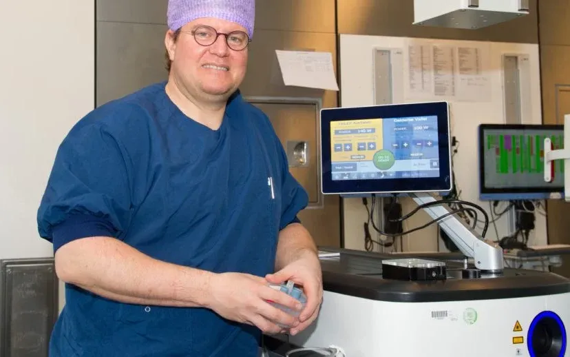 uroloog michael kortleve bij het laserapparaat 915x518