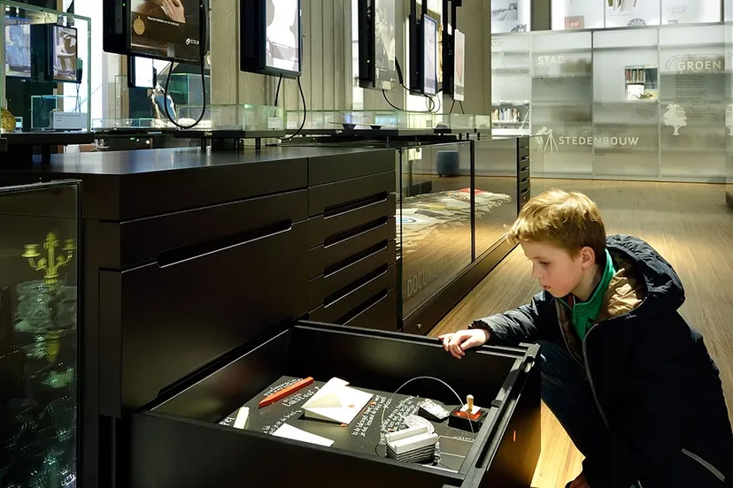 yxvg2yebvtkyvea9fha2kr3bk jongetje in erfgoedcentrum