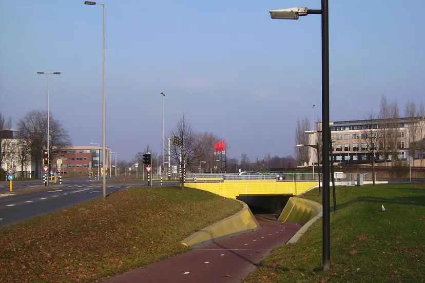 fietstunnel bij ohra gebouw arnhem wikimediaorg