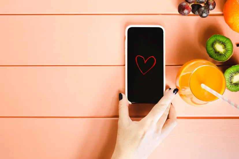 vitanos en rozetcursushealthy food concept with smartphone copyspace left