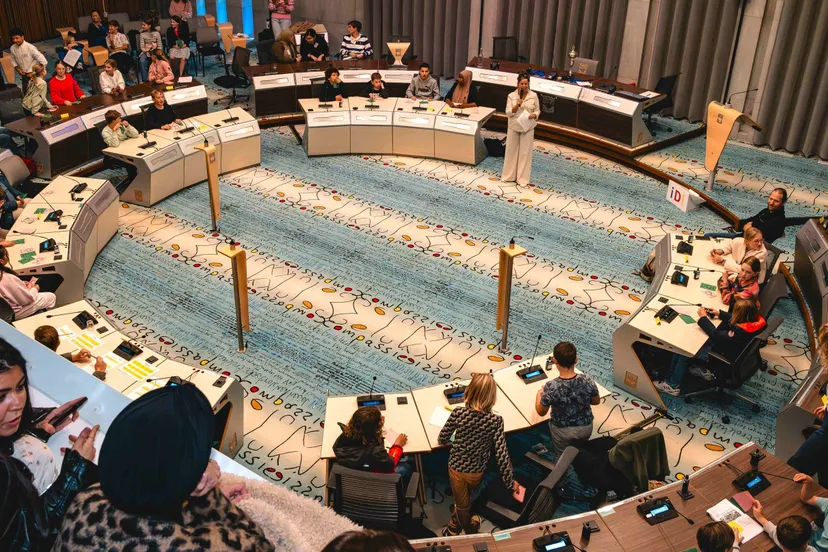 debat scholieren vanaf publieke tribune