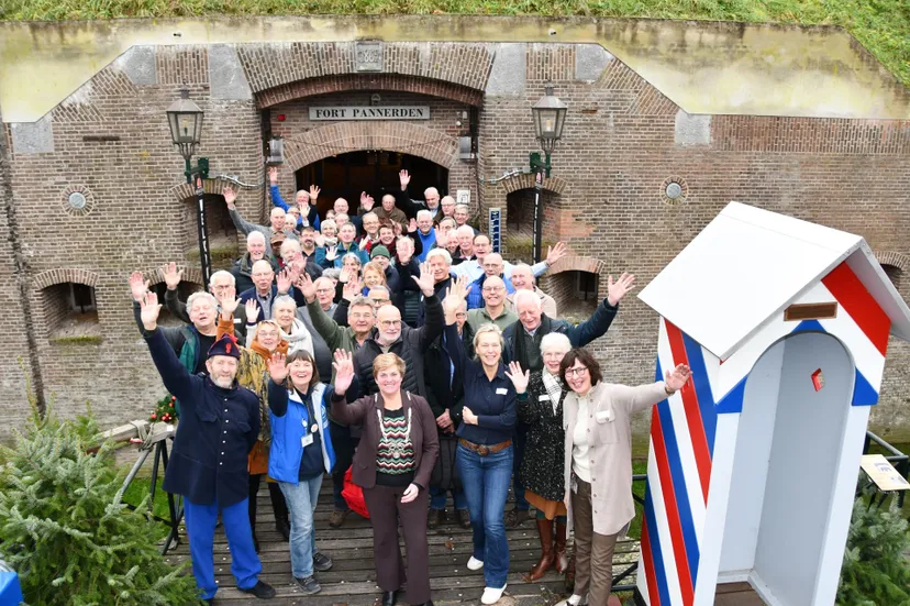 groepsfoto vrijwilligers hw zwaaiend