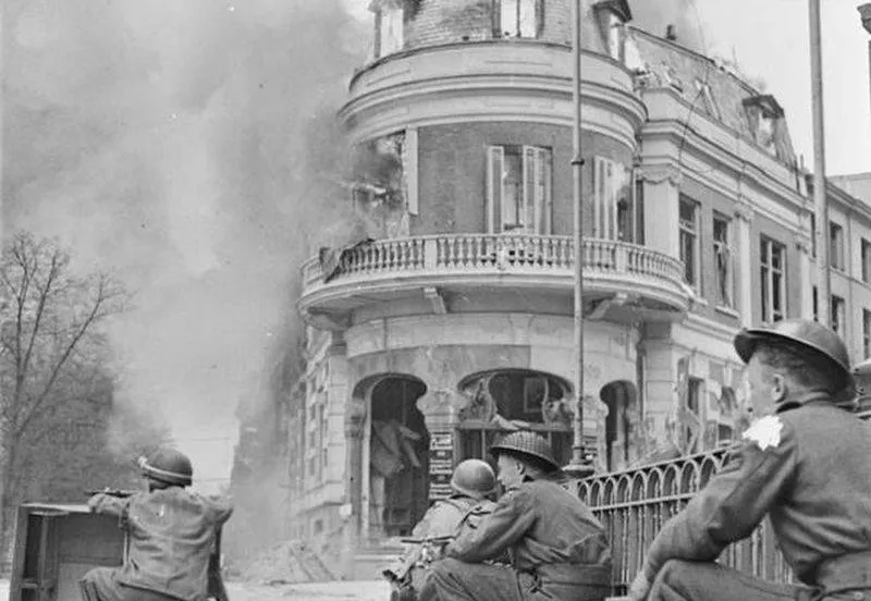 britse militairen zoeken dekking bij een pand aan de oude kraan tijdens operatie anger op de achtergrond staat bakkerij van der velden