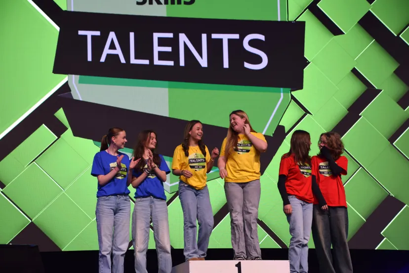 nylah en enola superblij als ze horen dat ze het goud bij skills talents bloemwerk gewonnen hebben fotograaf marjanne eikelboom