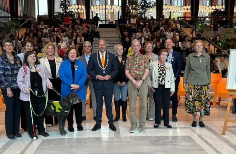 dertien arnhemmers krijgen koninklijke onderscheiding tijdens lintjesregen gemeente arnhem