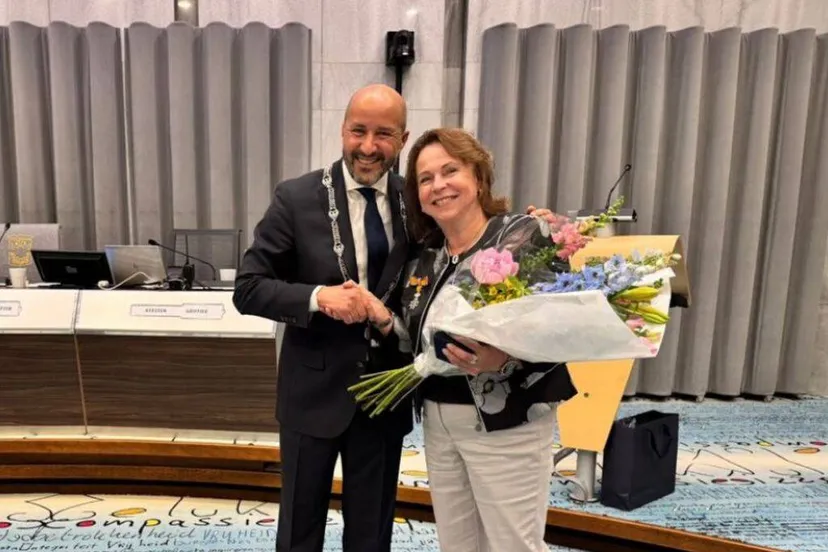 koninklijke onderscheiding en zilveren stadspenning voor vertrekkend raadslid lea manders gemeente arnhem
