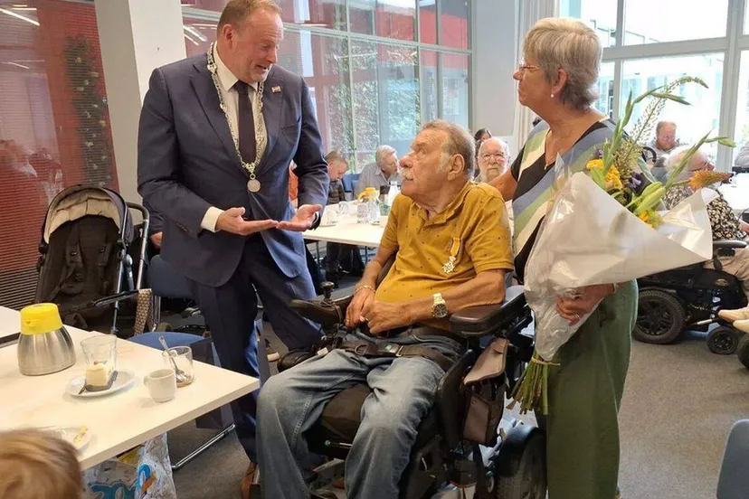 pieter den duijf geridderd voor inzet toegankelijk openbaar vervoer gemeente arnhem