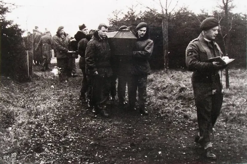 Father Daniel McGowan (rechts) leidt een begrafenisdienst in krijgsgevangenenkamp Dulag Luft. Gelders Archief 2867 289.