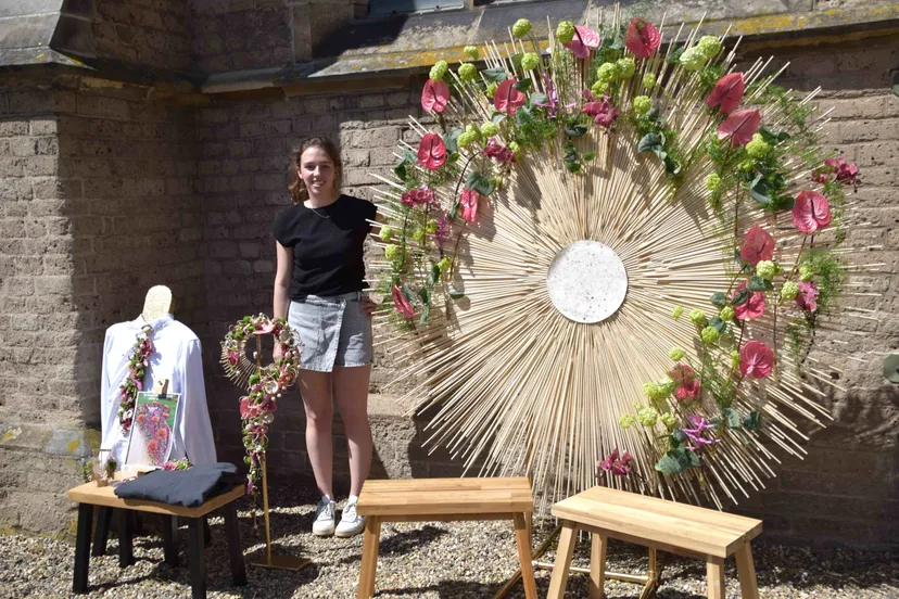 Jikke tijdens Expositie Bloem 2025 met haar ontwerp, backdrop, oor een huwelijksvoltrekking - fotograaf Marjanne Eikelboom (163)