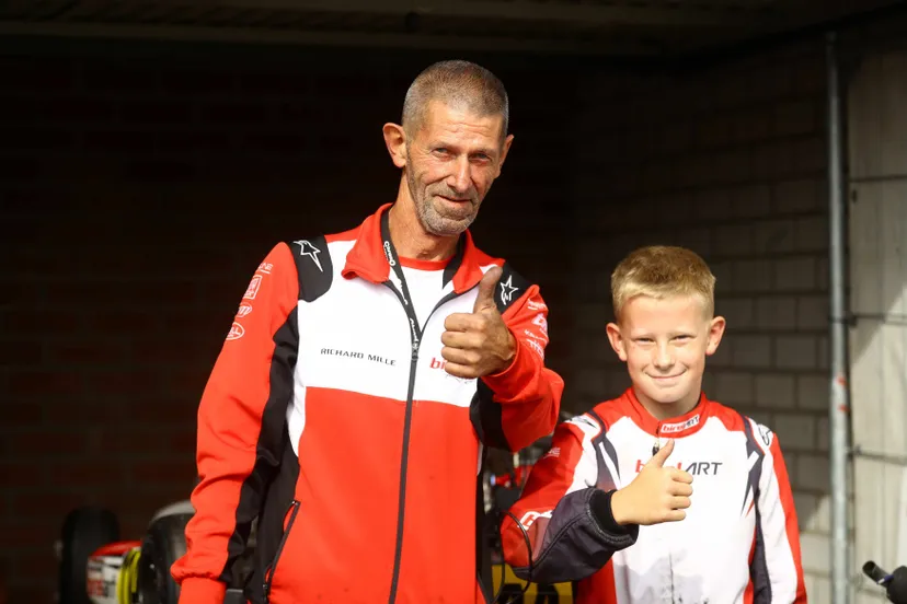 Kart talent.Bas Kaligis/RaceXpress.nl.Verdiend podium bij NK karting voor karttalent Milano Schiphorst met zijn opa die monteur is