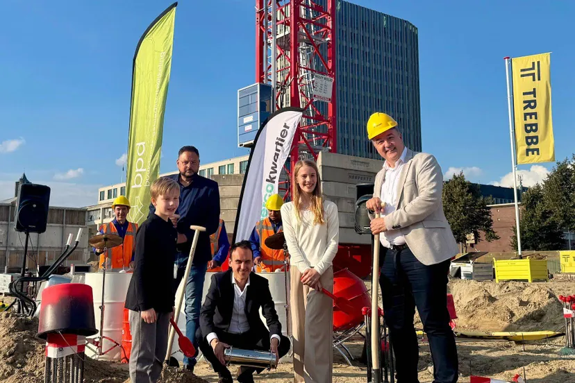 start bouw Coberco terrein.Wethouder Paul Smeulders (midden) begraaft de tijdmachine met toekomstige bewoners en Raymond Stapel van BPD (derde va(138)