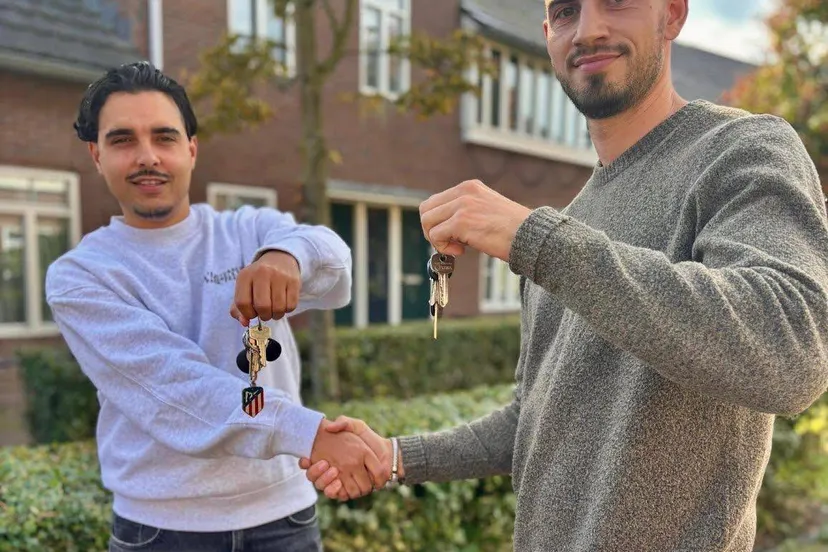 woningruil.gemeente Arnhem.twee Arnhemmers die blij zijn met hun nieuwe woning.(134)