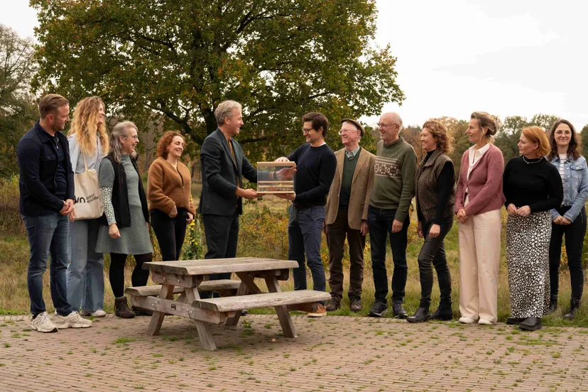 Groepje kast overhandigd(2)