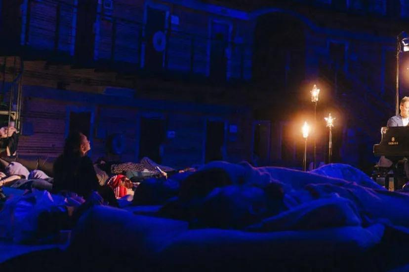 Theaterconcert.Liggend luisteren in de Koepel drie bijzondere concerten op één dag