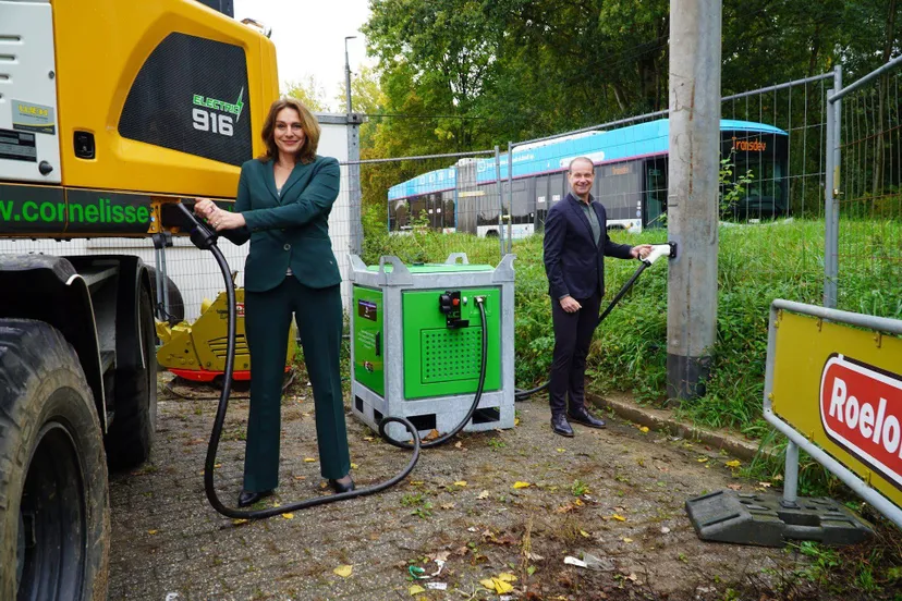 Trolleynetwerk.Wethouder duurzame mobiliteit Nermina Kundić en Alexander ten Have van Transdev koppelen een elektrische bouwkraan aan het trolleynet. (146)