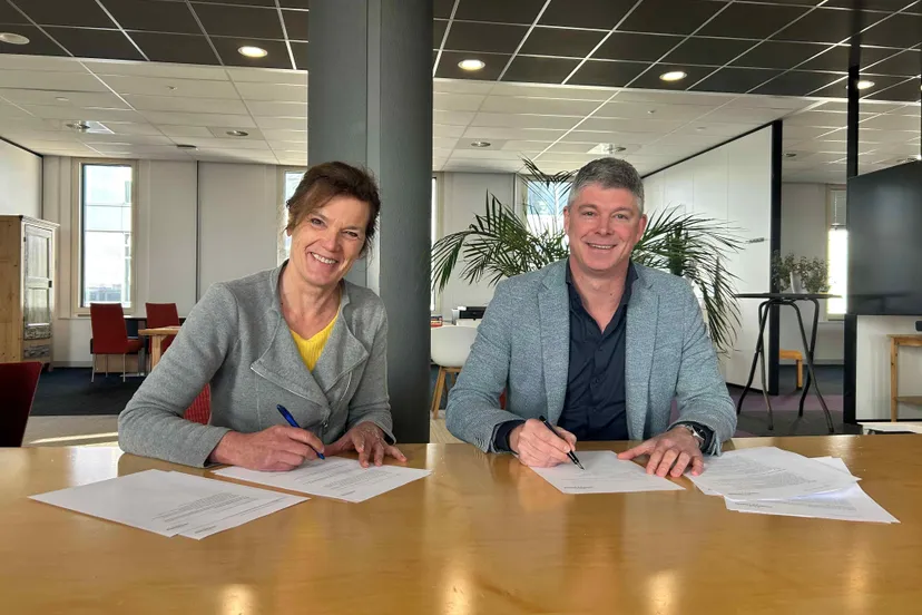 Liesbeth van Asten, directeur-bestuurder van Volkshuisvesting Arnhem en Niek Gerritsen, directeur Van de Klok