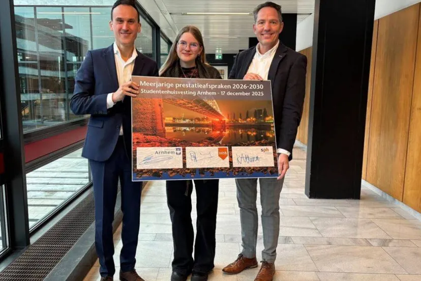 Extra studentenkamers voor Arnhem.Foto van de ondertekening van de prestatieafspraken tussen gemeente Arnhem, SSH& en SPH. Gemeente Arnhem