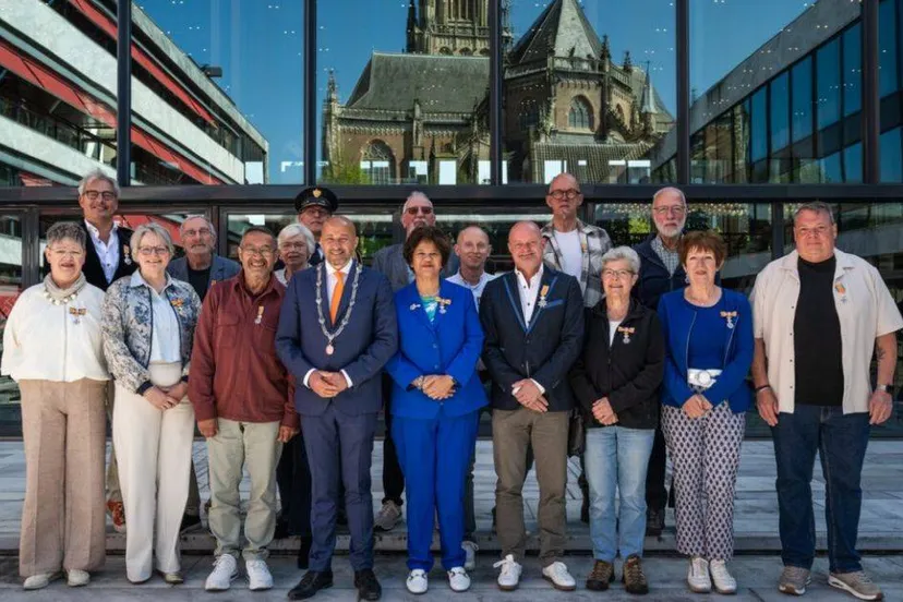 2026.Brandweercommandant kindercorrespondent en echtpaar onderscheiden bij Lintjesregen Arnhem - Gemeente Arnhem