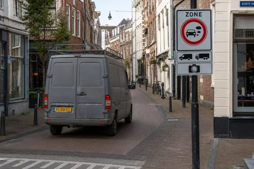 Oude bestelwagen in milieuzone.Regeljelease.nl