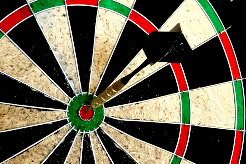 dart in dartboard bullseye publiek domein