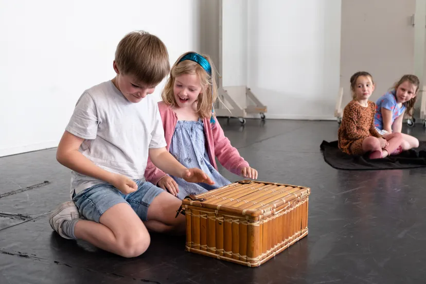 garage tdi twee kinderen met rieten koffer oktober kindermaand stichting kunst cultuur