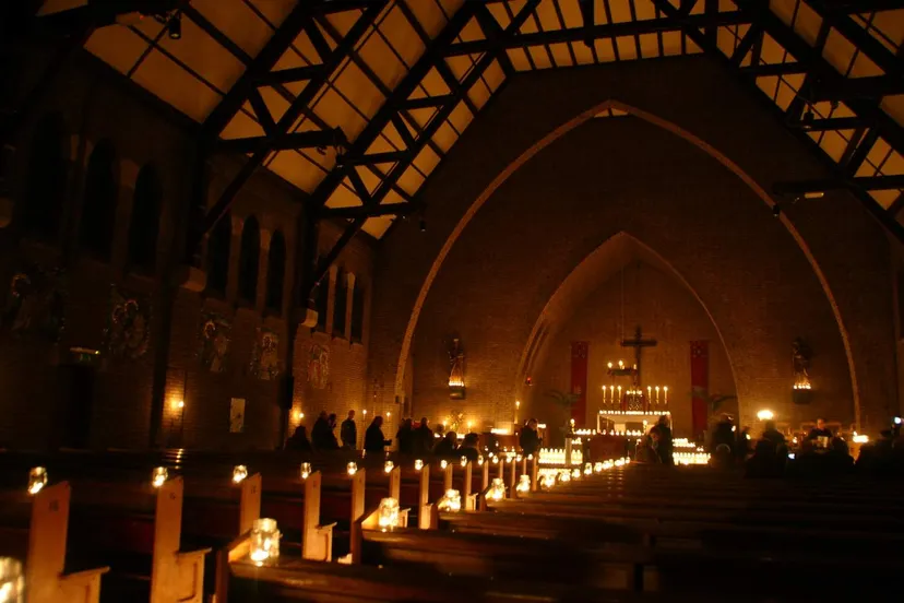 mariakerk in kaarslicht foto daan kraan 1
