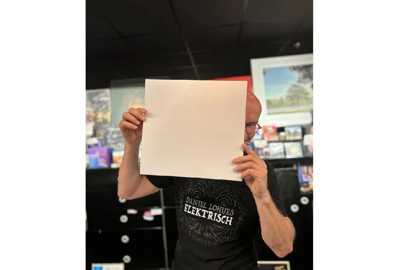 muziekafdeling gert jan met blanco platenhoes2