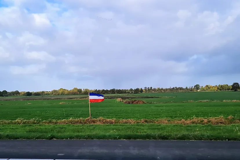omgekeerde vlaggen langs snelweg a7 e22