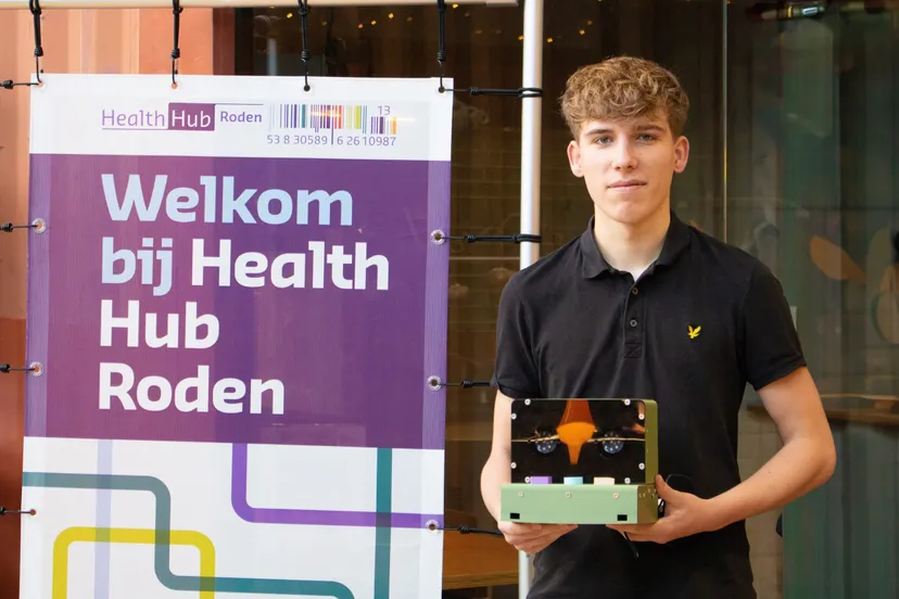 student stephen wouda met het prototype van de jukebox scaled