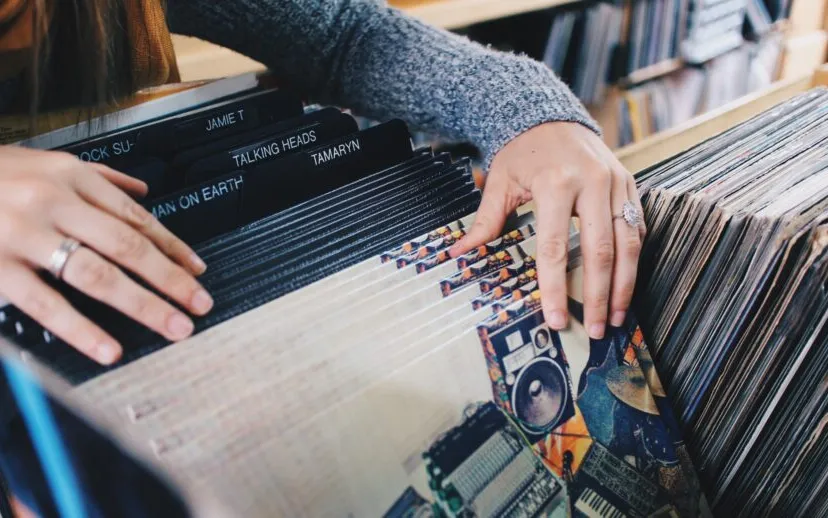 writing person music woman art design 983277 pxherecom lp cd beurs 915x518 braderie