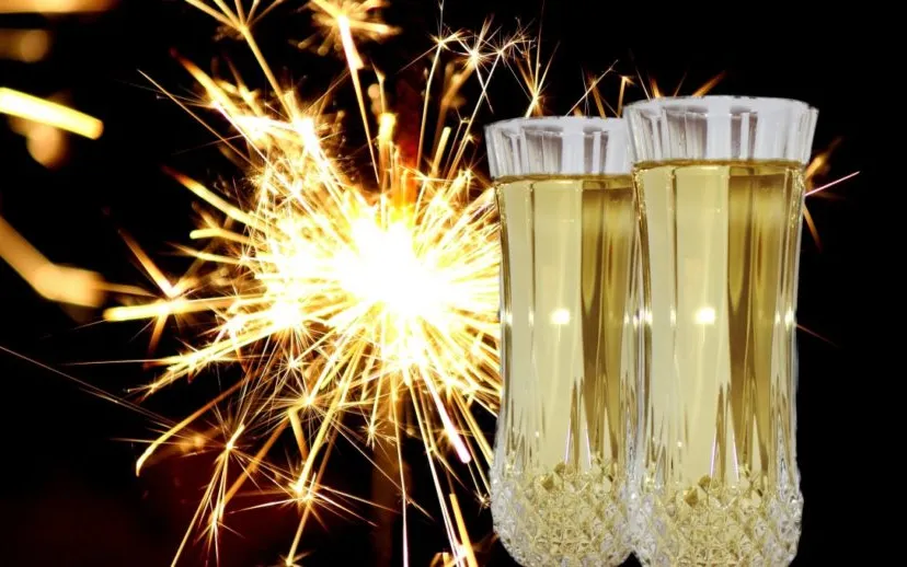 gelukkig nieuwjaar new year s eve champagne glasses abut sparkler light celebration birthday occasion 691832jpgd nieuwjaar 915x518 1