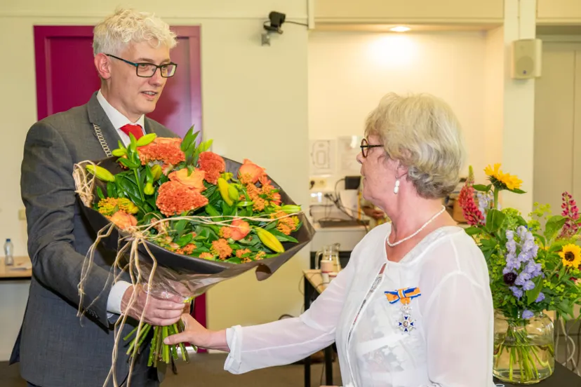 koninklijke onderscheiding uitgereikt aan mevrouw van everdingen