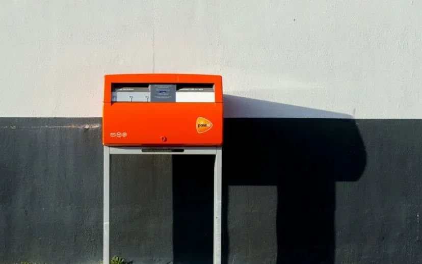 pexels jan van der wolf 11680885 7122697 915x518 brievenbus