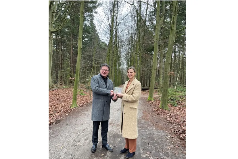 sonja van der meer en bert jan ten oever overhandiging kleine gids van het asserbos paulien zomer1