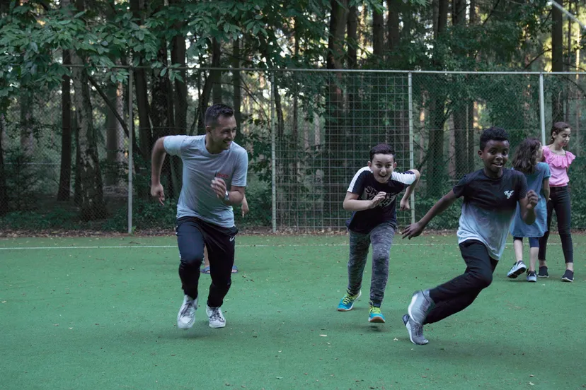 vrijwilliger robert in actie tijdens teamup fotograaf michael jesserun