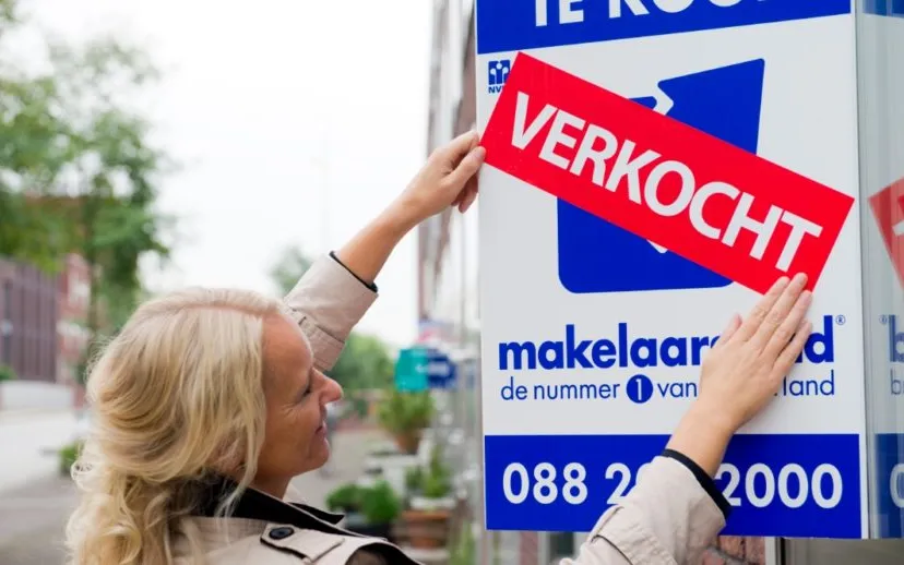 woning makelaarsland te koop bord verkocht bord cc by 30 wikipedia commons jeroen stoop 915x518 1