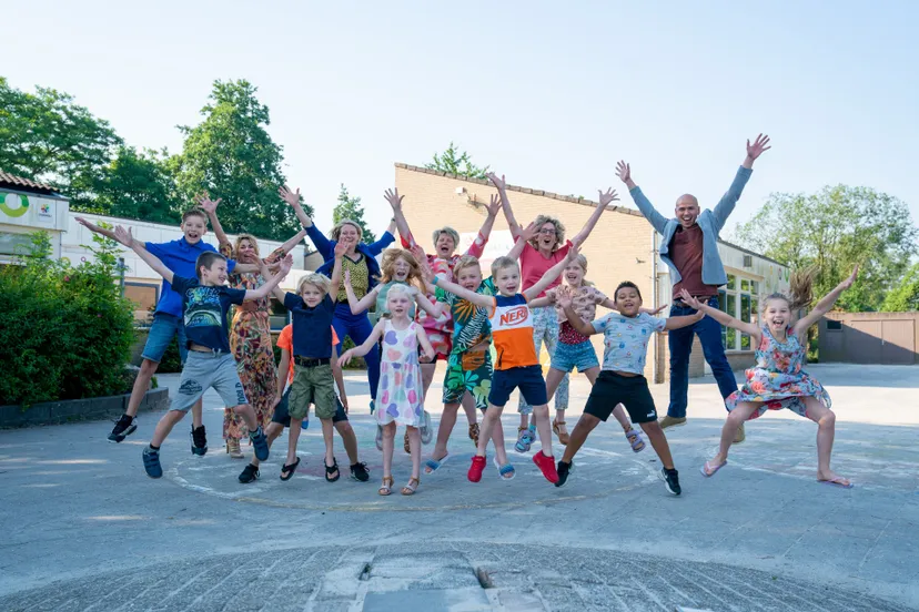 ikc de veldkei in assen en de directeuren van ivn sportdrenthe en stichting kunst cultuur zijn blij met de voortzetting van de schoolpleinen revolutie drenthe