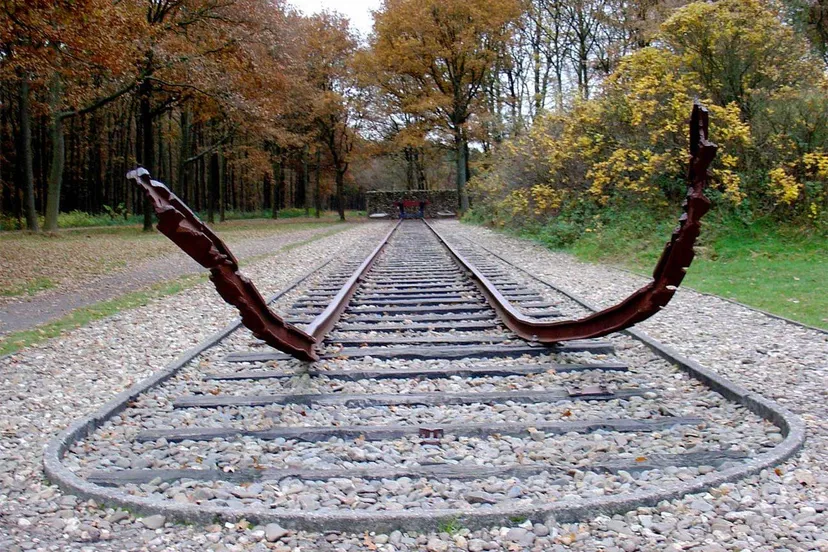 monument kamp westerbork cc0 wikipedia gouwenaar publiek domein