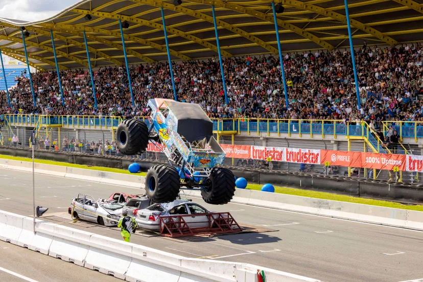 PTF_monstertruck voor de hoofdtribune (1)