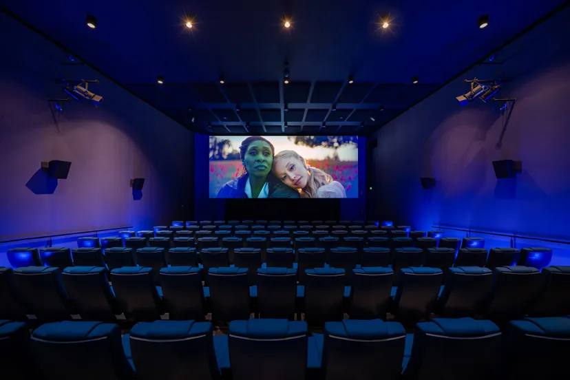 Vernieuwde Bioscoopzaal De Nieuwe Kolk met Wicked op scherm