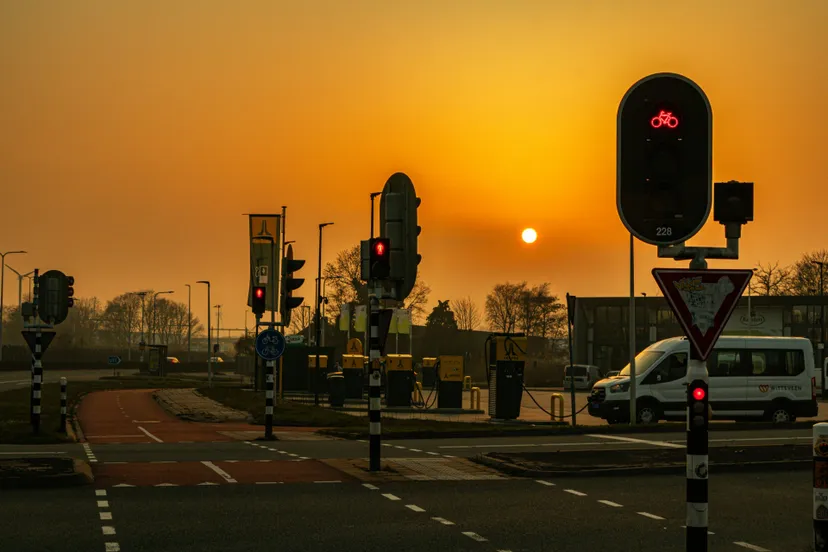 fietsen in het donker pexels-vladislovas-sketerskis-2157863731-36498466